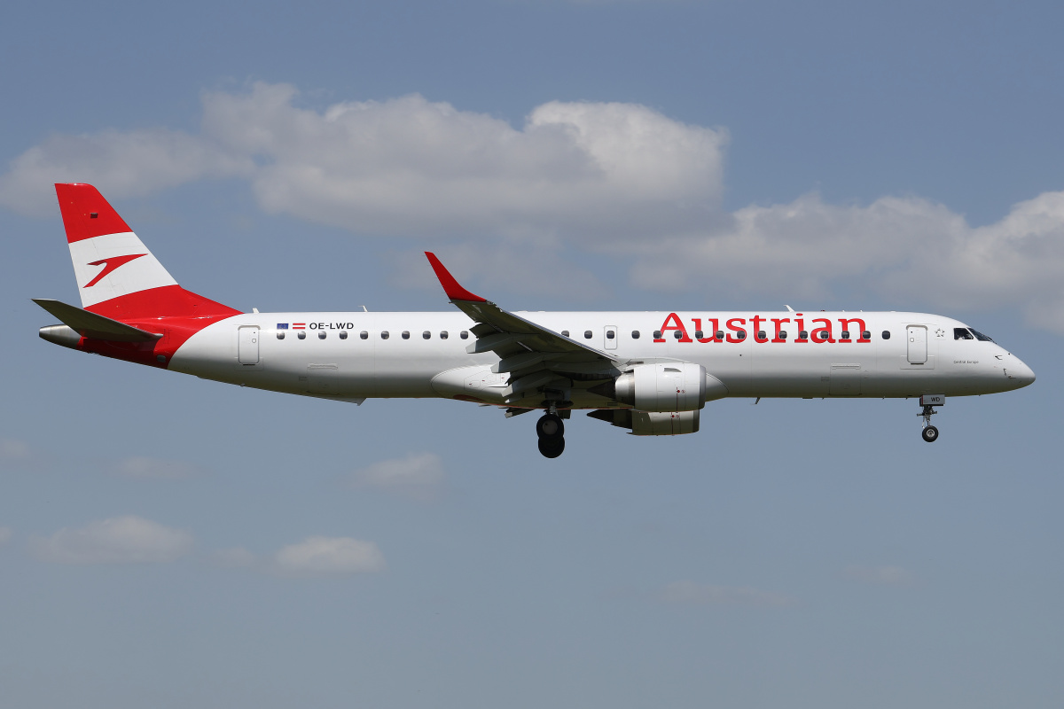 OE-LWD (Samoloty » Spotting na EPWA » Embraer E195 » Austrian Airlines)