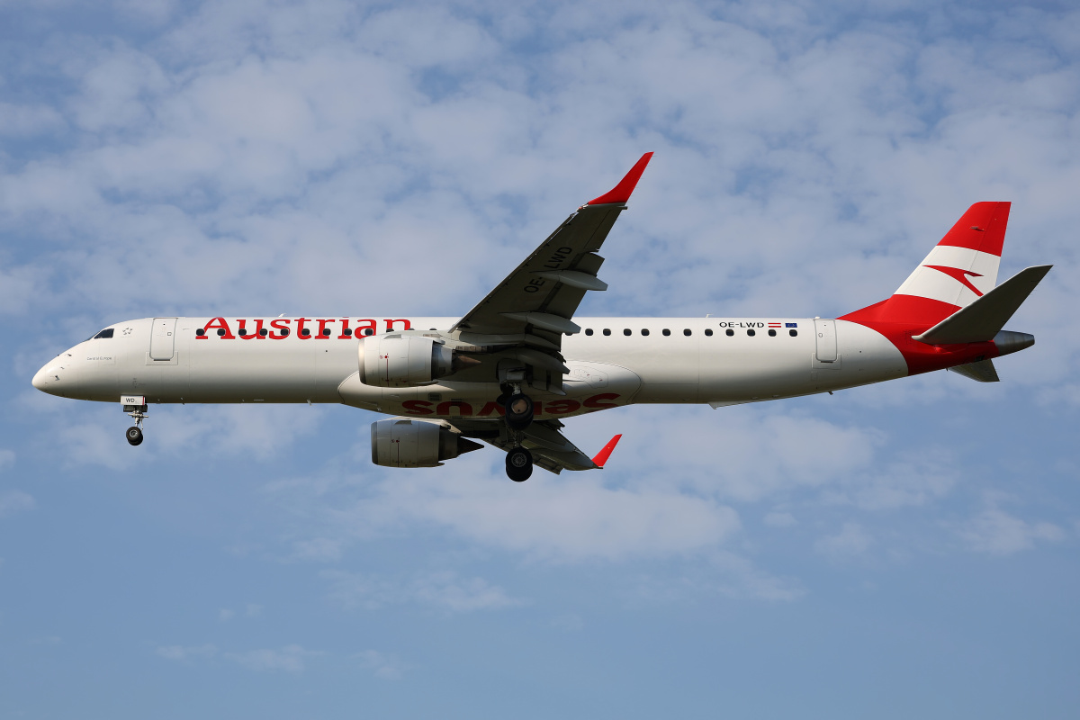 OE-LWD (Samoloty » Spotting na EPWA » Embraer E195 » Austrian Airlines)