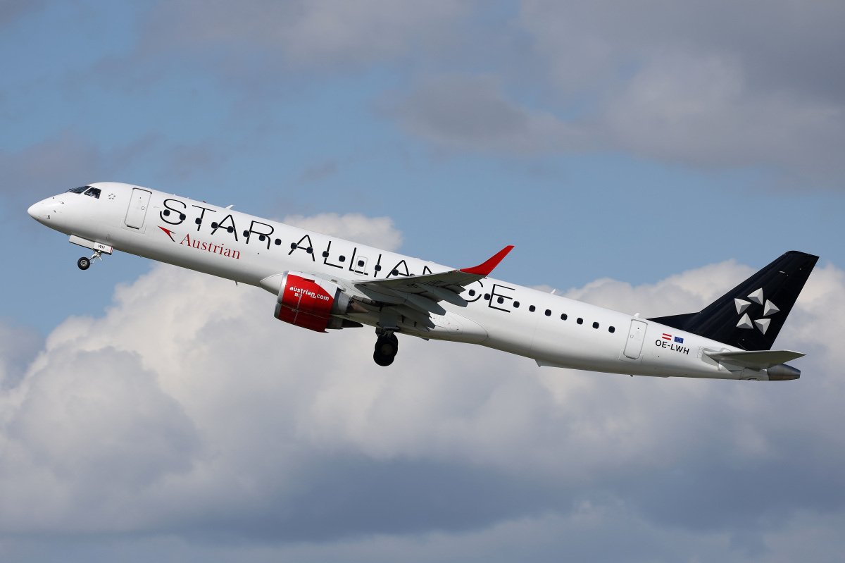 OE-LWH (Star Alliance livery) (Aircraft » EPWA Spotting » Embraer E195 (ERJ-190-200) » Austrian Airlines)