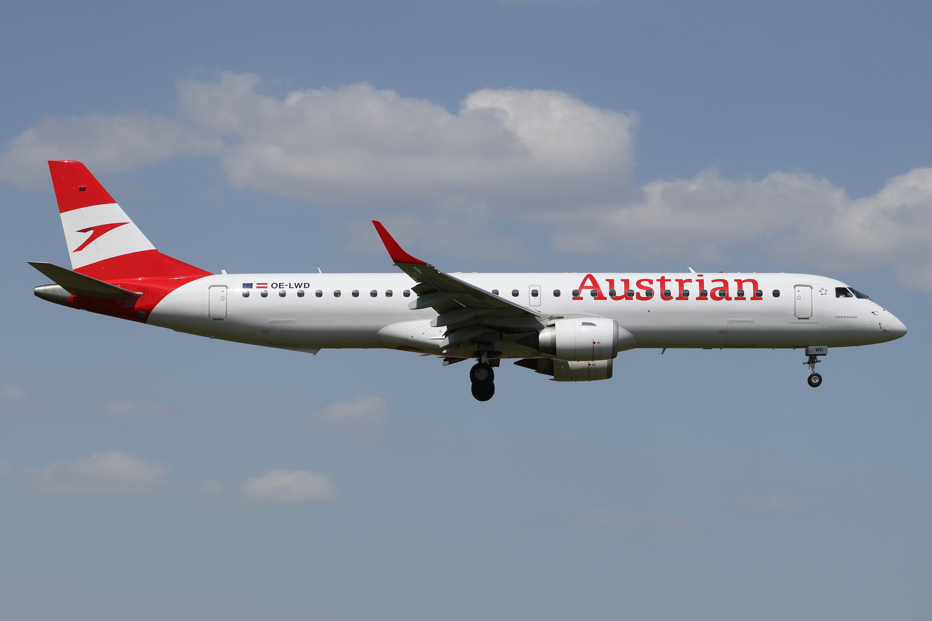 OE-LWD (Aircraft » EPWA Spotting » Embraer E195 » Austrian Airlines)