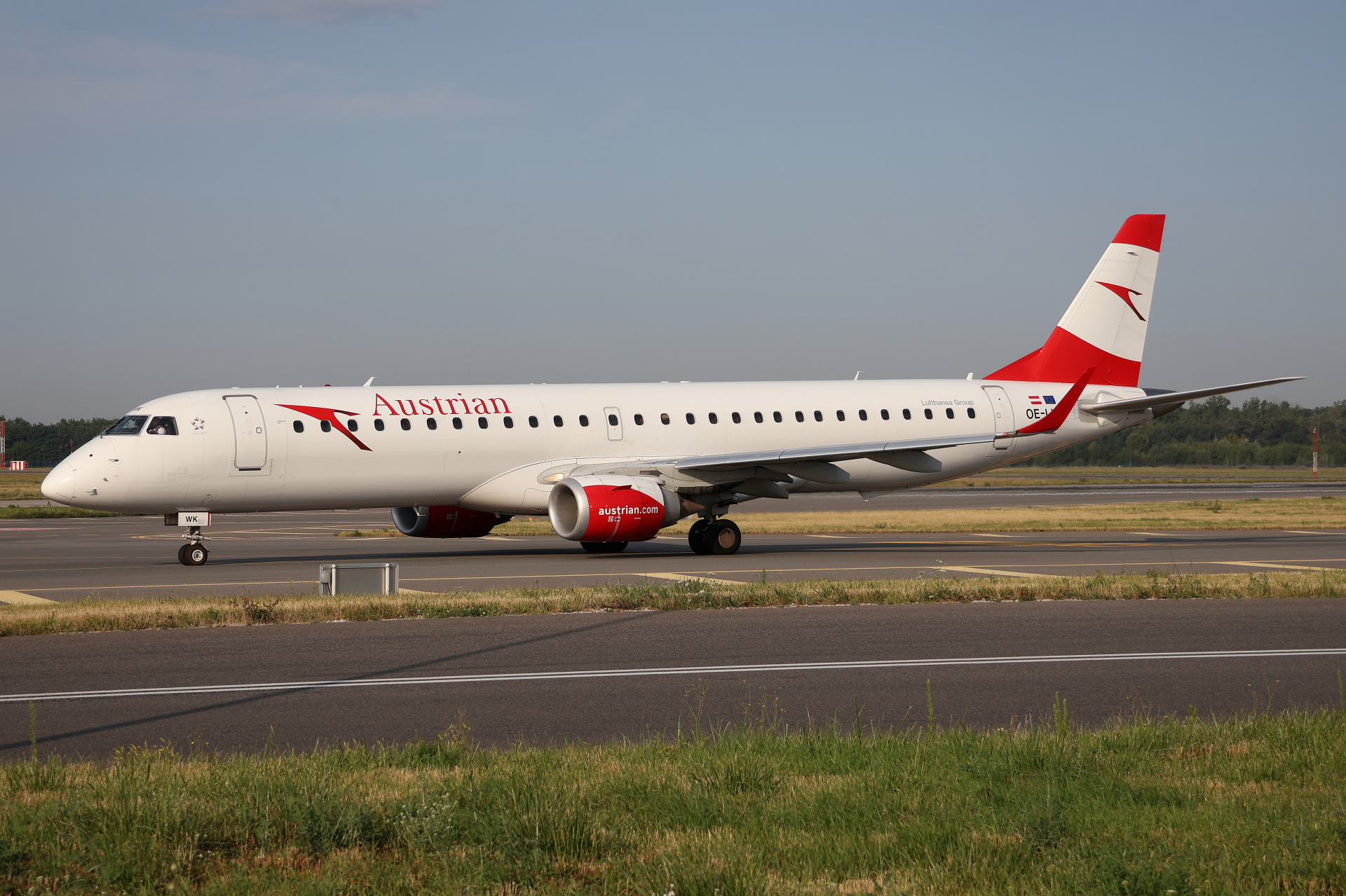 OE-LWK (Aircraft » EPWA Spotting » Embraer E195 » Austrian Airlines)