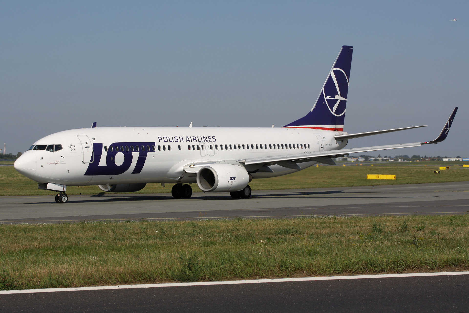 SP-LWC (Niepodległa sticker) (Aircraft » EPWA Spotting » Boeing 737-800 » LOT Polish Airlines)