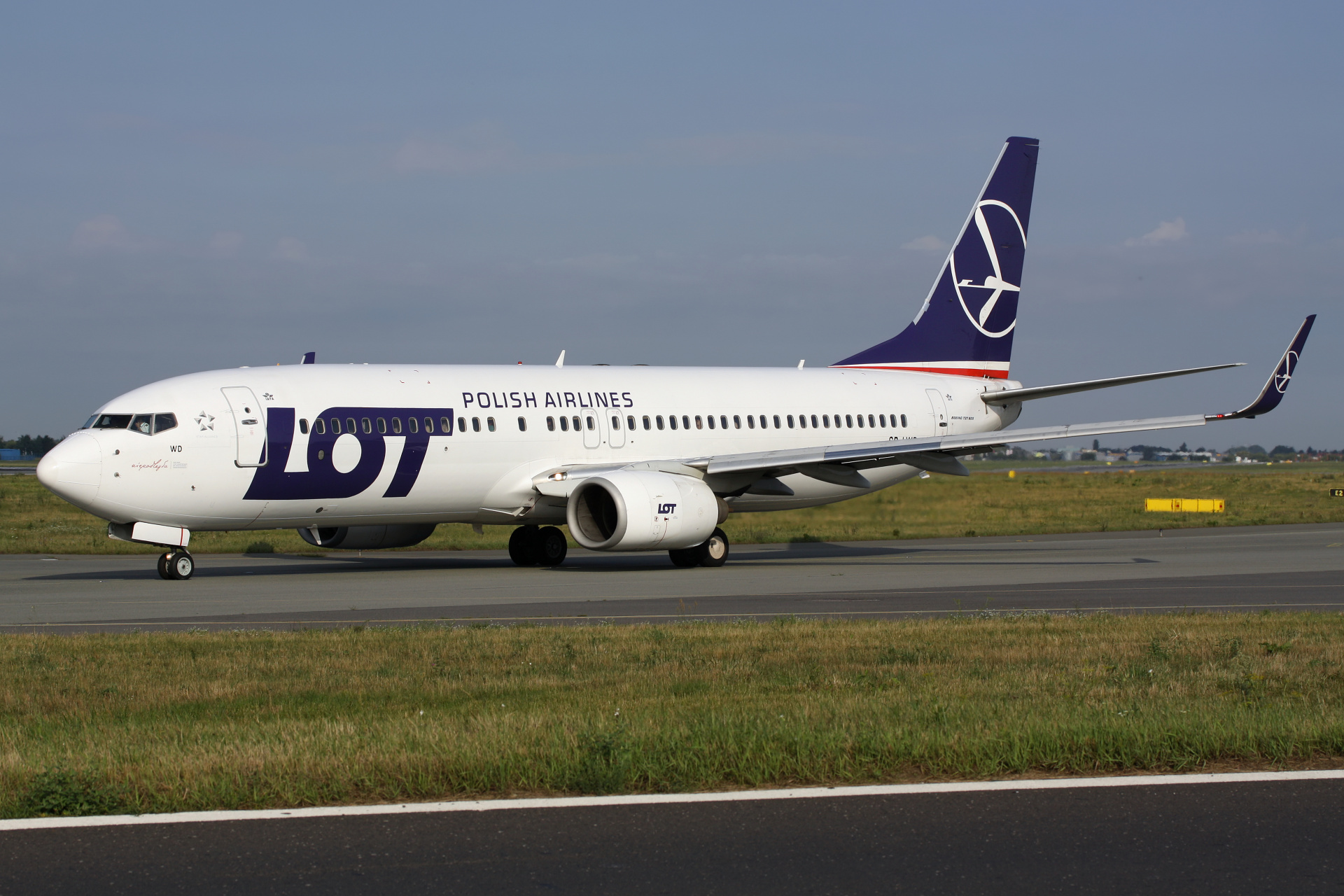 SP-LWD (Niepodległa sticker) (Aircraft » EPWA Spotting » Boeing 737-800 » LOT Polish Airlines)