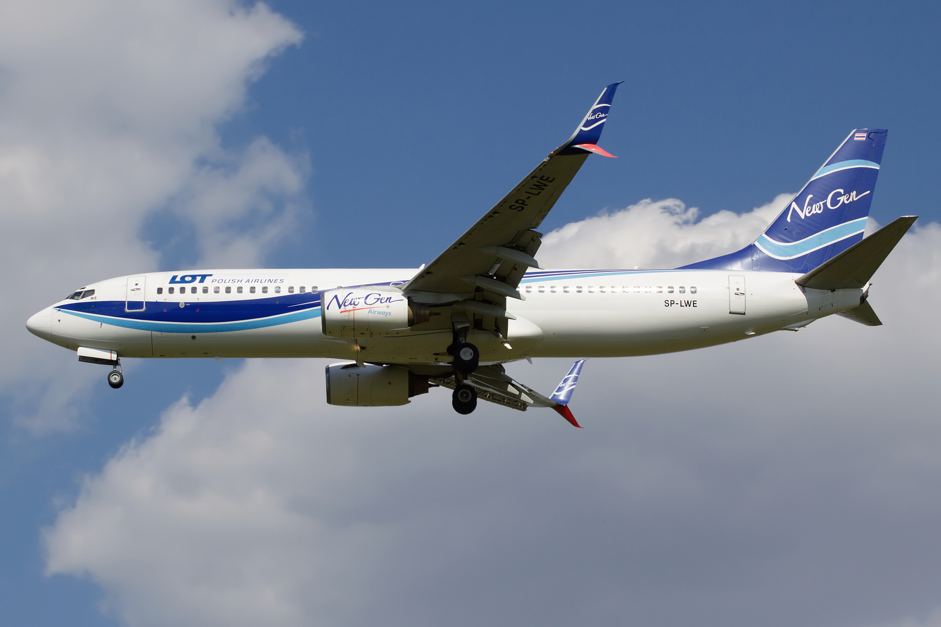 SP-LWE (NewGen Airways) (Samoloty » Spotting na EPWA » Boeing 737-800 » Polskie Linie Lotnicze LOT)