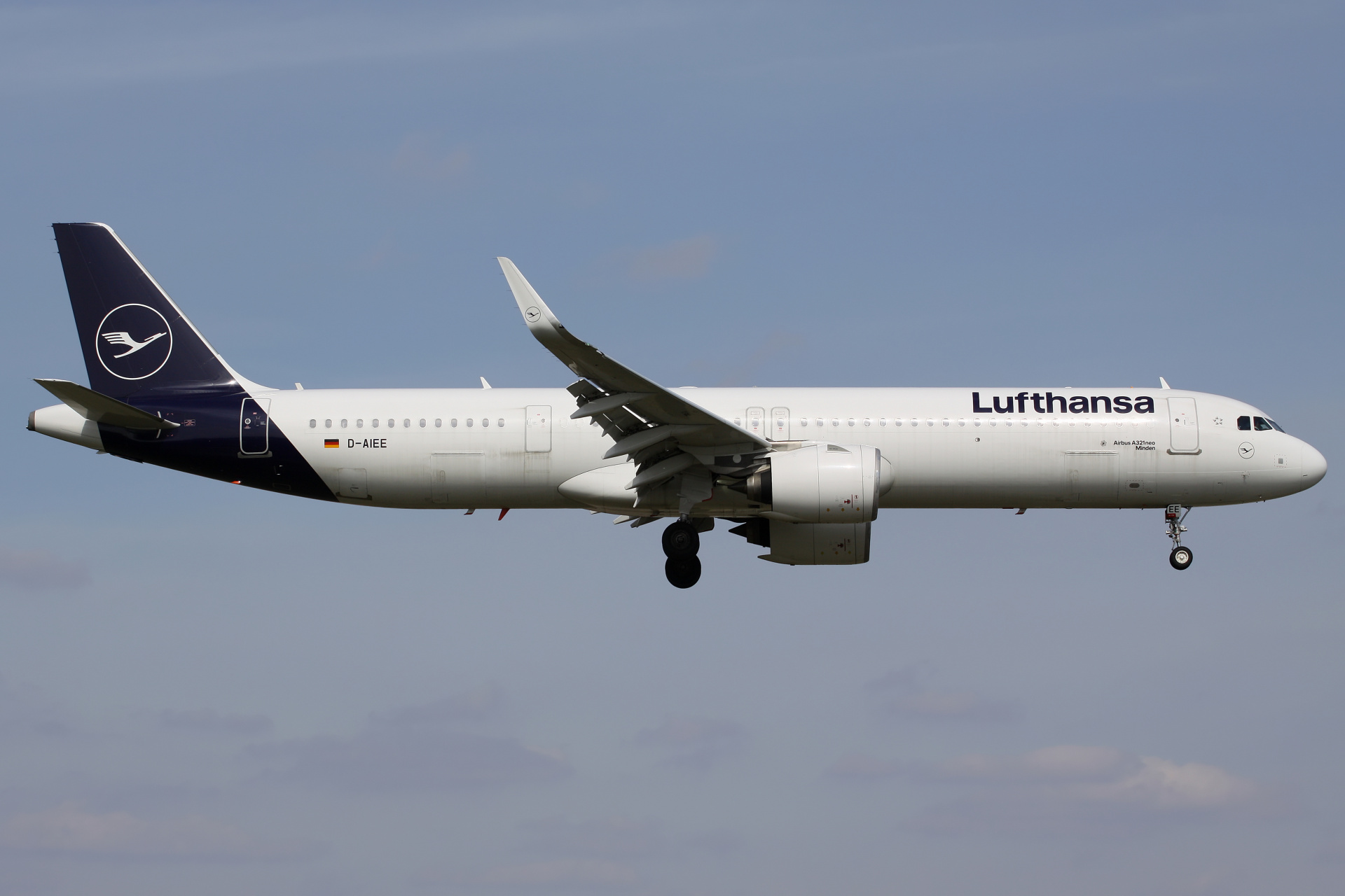 D-AIEE, Lufthansa (Samoloty » Spotting na EPWA » Airbus A321neo)