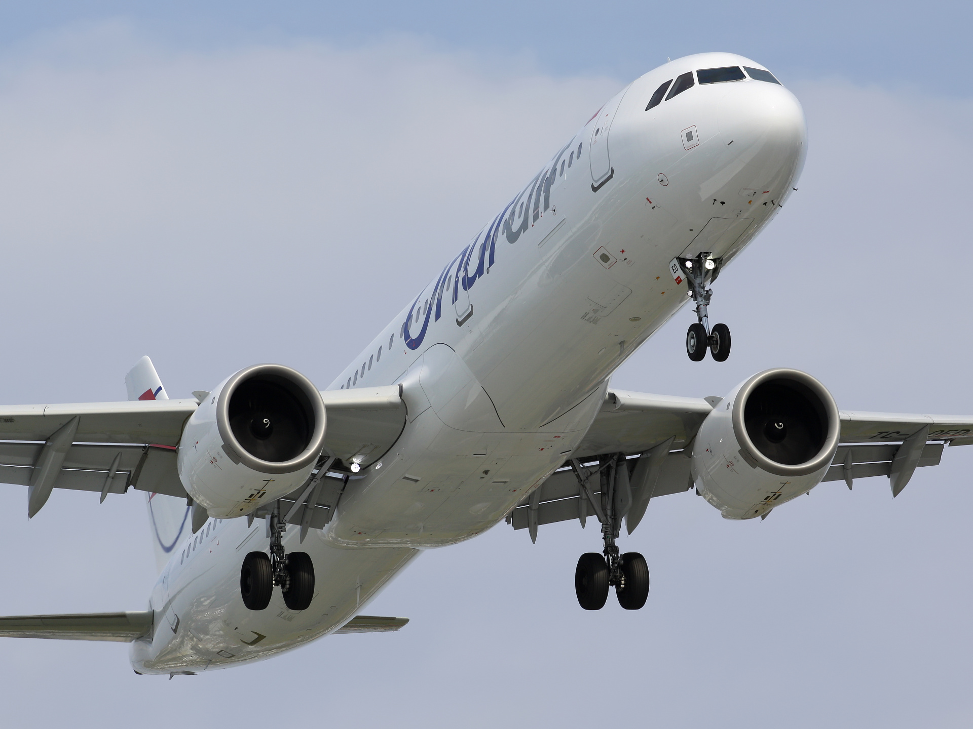 TC-OED, Onur Air (Samoloty » Spotting na EPWA » Airbus A321neo)