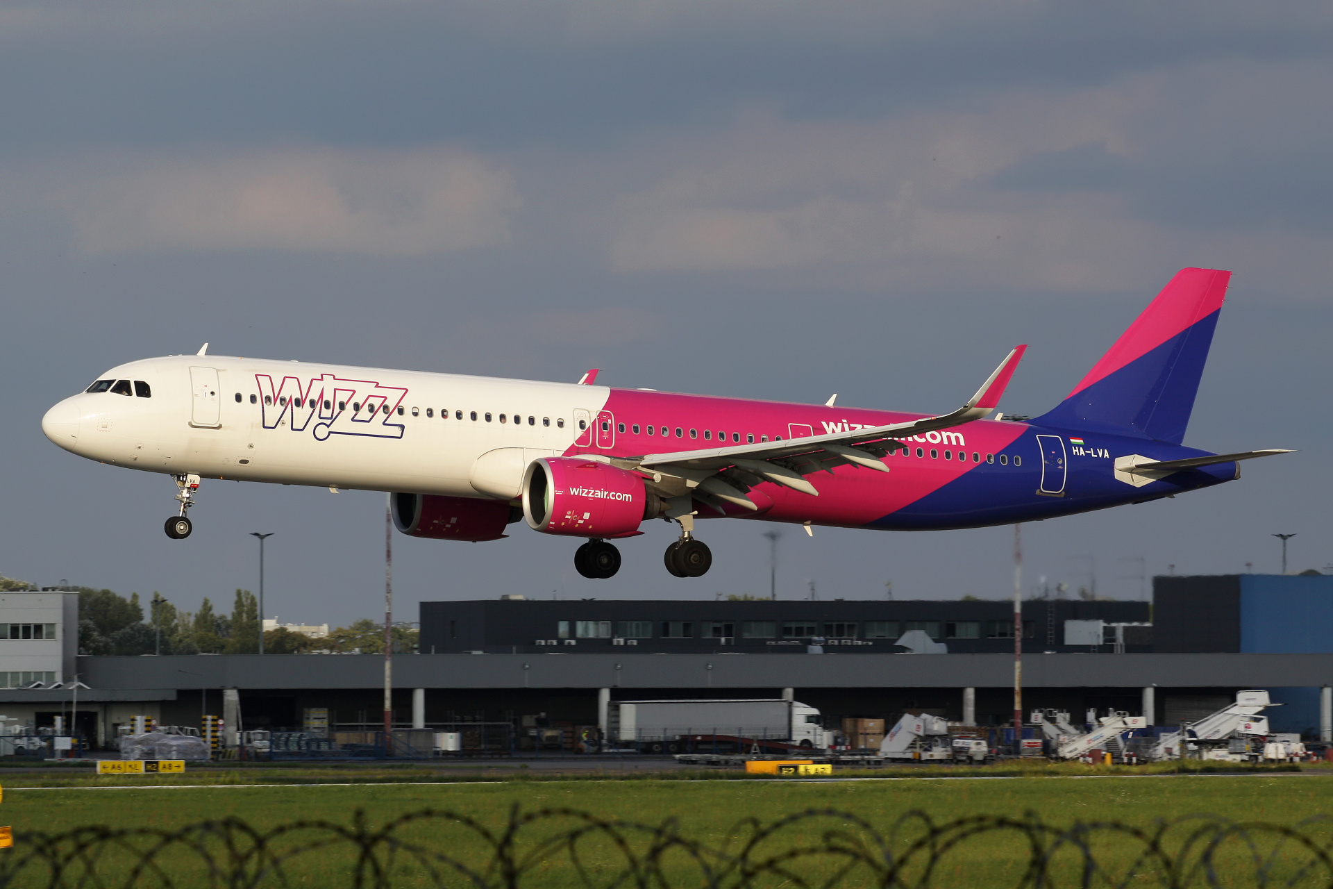 HA-LVA (Samoloty » Spotting na EPWA » Airbus A321neo » Wizz Air)