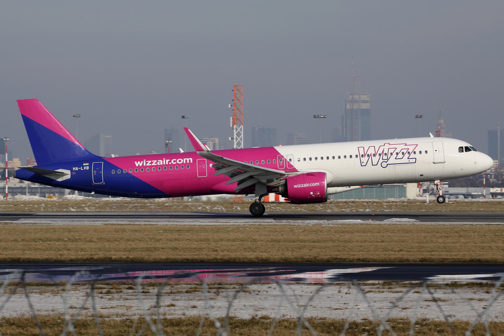 HA-LVB (Samoloty » Spotting na EPWA » Airbus A321neo » Wizz Air)