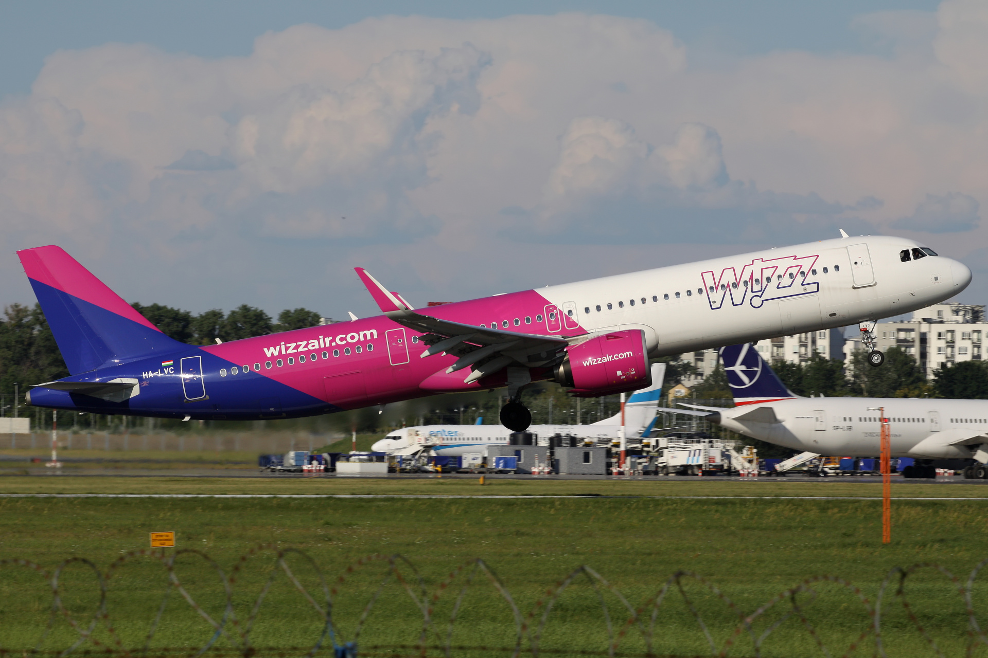 HA-LVC (Samoloty » Spotting na EPWA » Airbus A321neo » Wizz Air)