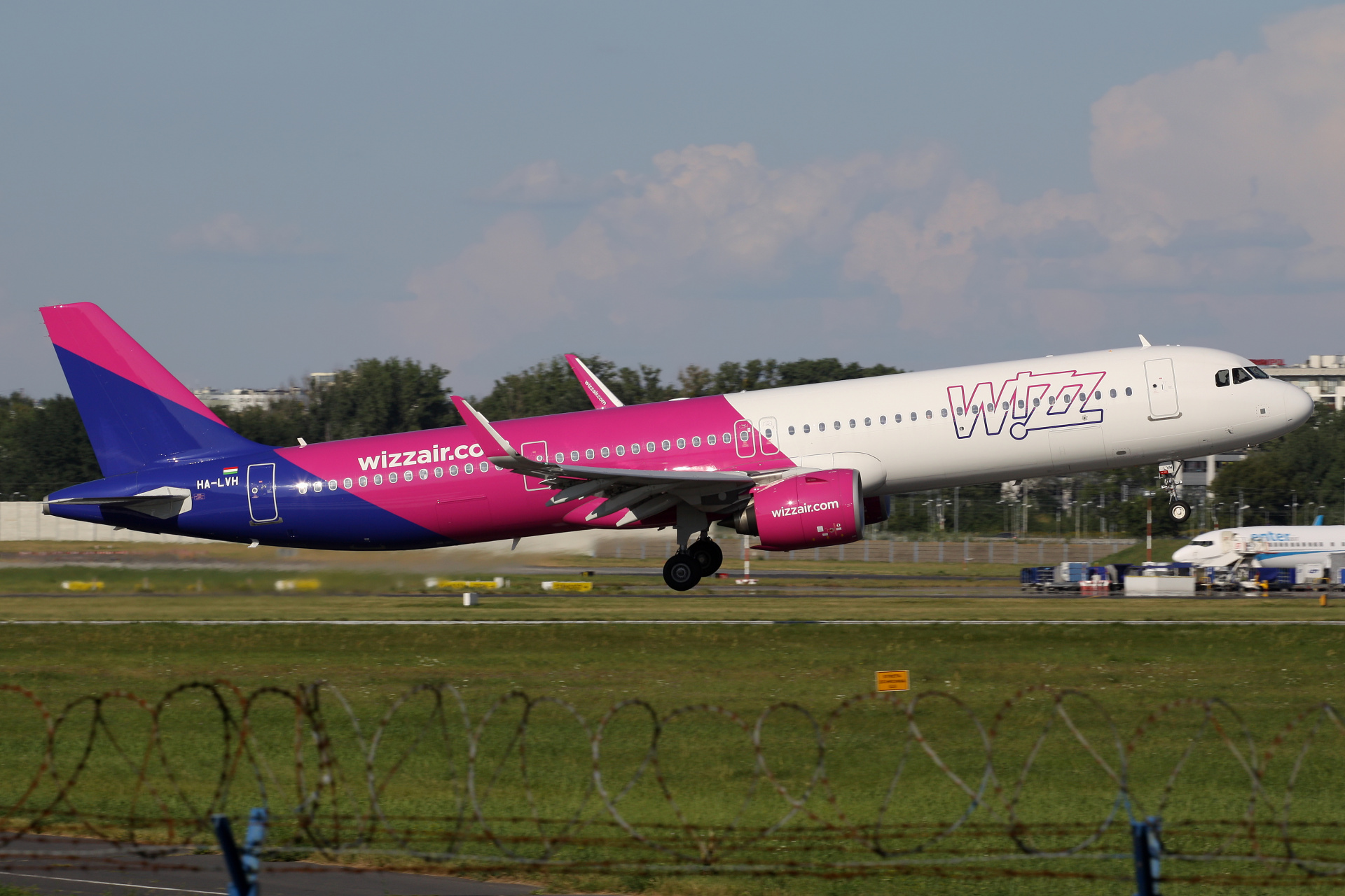 HA-LVH (Aircraft » EPWA Spotting » Airbus A321neo » Wizz Air)