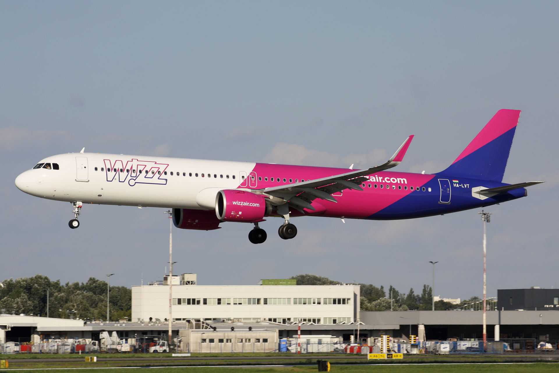 HA-LVT (Samoloty » Spotting na EPWA » Airbus A321neo » Wizz Air)