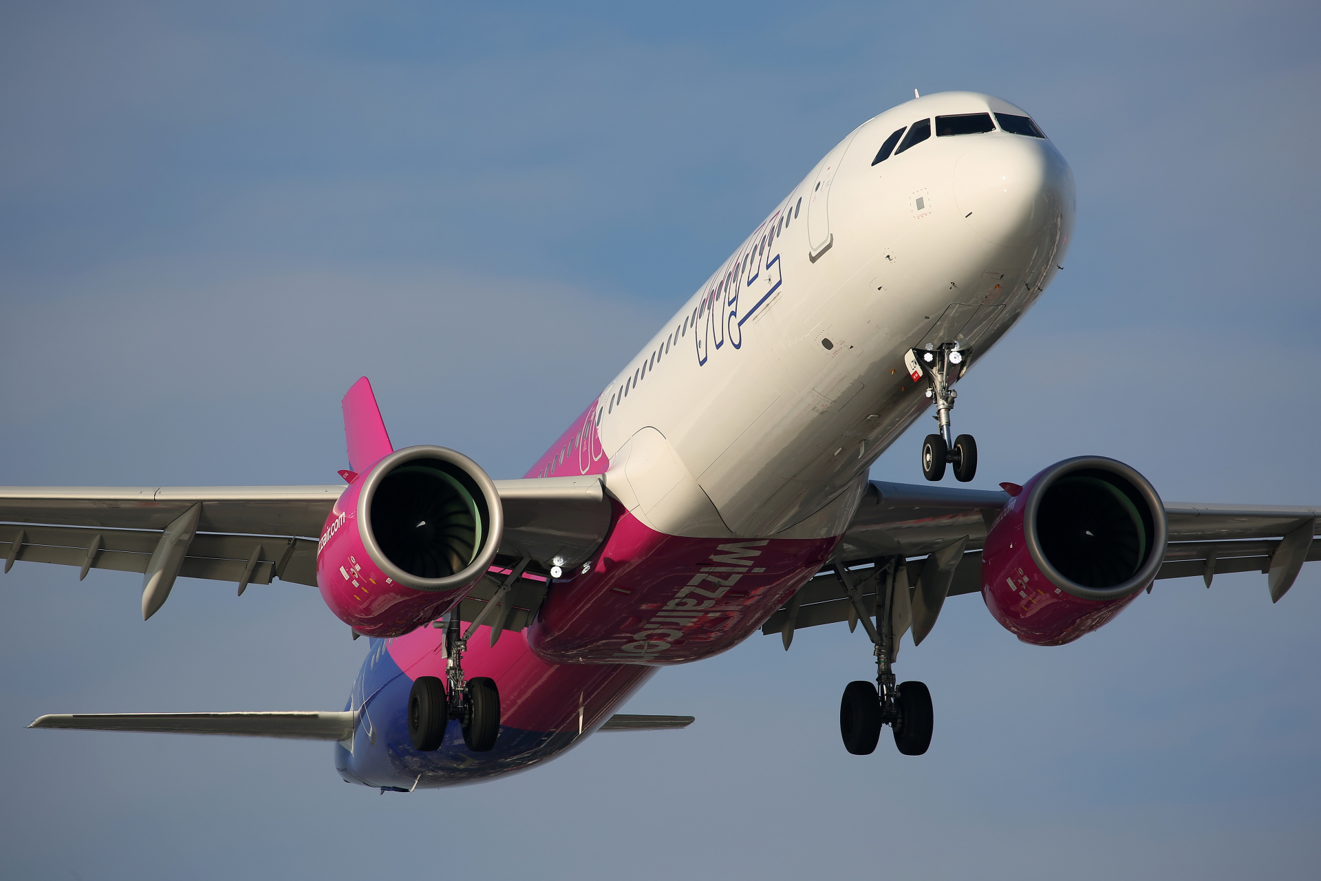 HA-LZM (Samoloty » Spotting na EPWA » Airbus A321neo » Wizz Air)