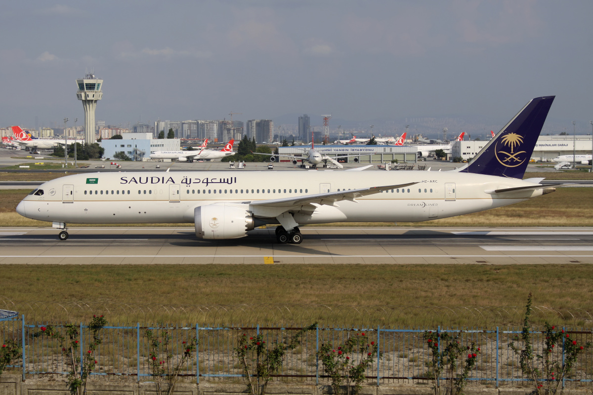 HZ-ARC, Saudi Arabian Airlines (Saudia) (Samoloty » Port Lotniczy im. Atatürka w Stambule » Boeing 787-9 Dreamliner)