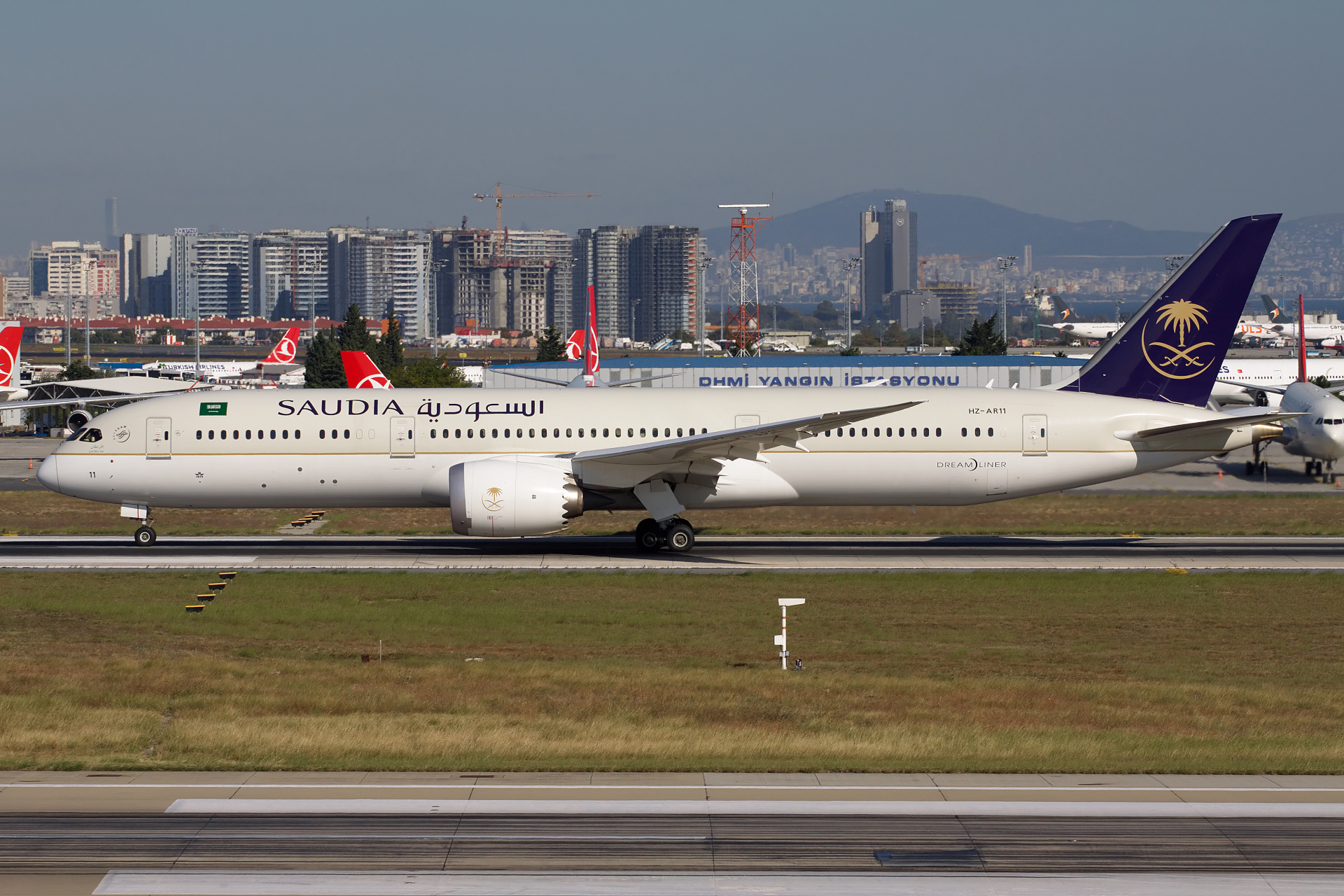 HZ-AR11, Saudi Arabian Airlines (Saudia) (Samoloty » Port Lotniczy im. Atatürka w Stambule » Boeing 787-9 Dreamliner)