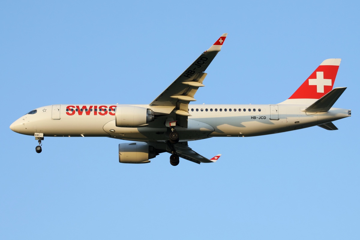HB-JCD (Aircraft » EPWA Spotting » Airbus A220-300 » Swiss International Air Lines)