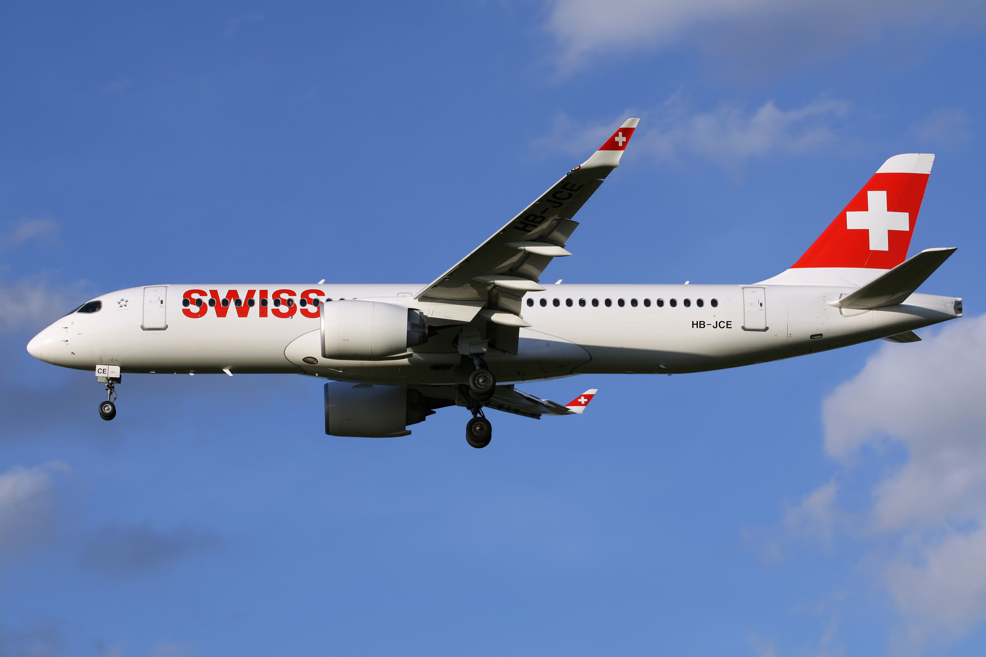 HB-JCE (Aircraft » EPWA Spotting » Airbus A220-300 » Swiss International Air Lines)