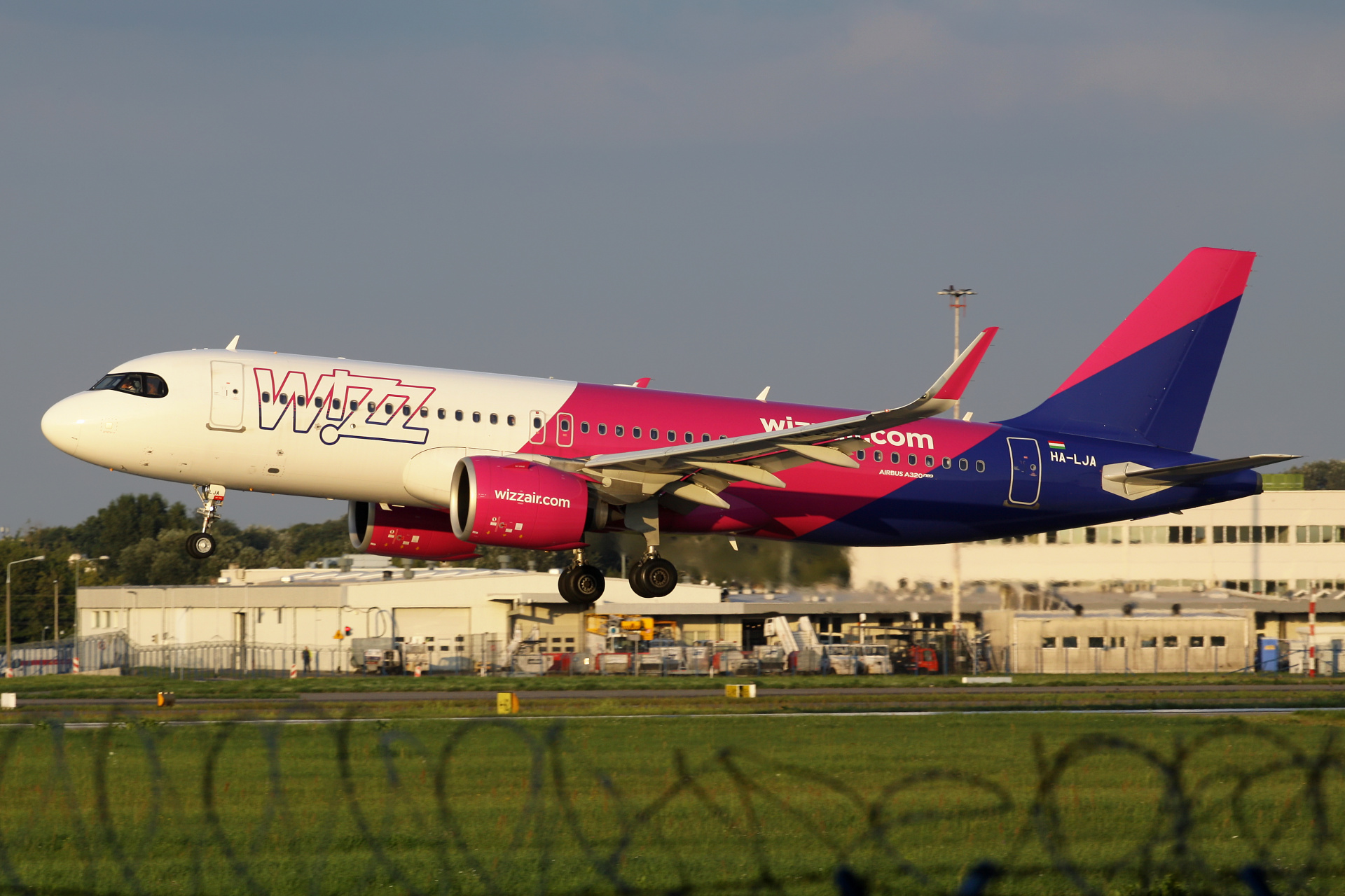 HA-LJA, Wizz Air (Samoloty » Spotting na EPWA » Airbus A320neo)