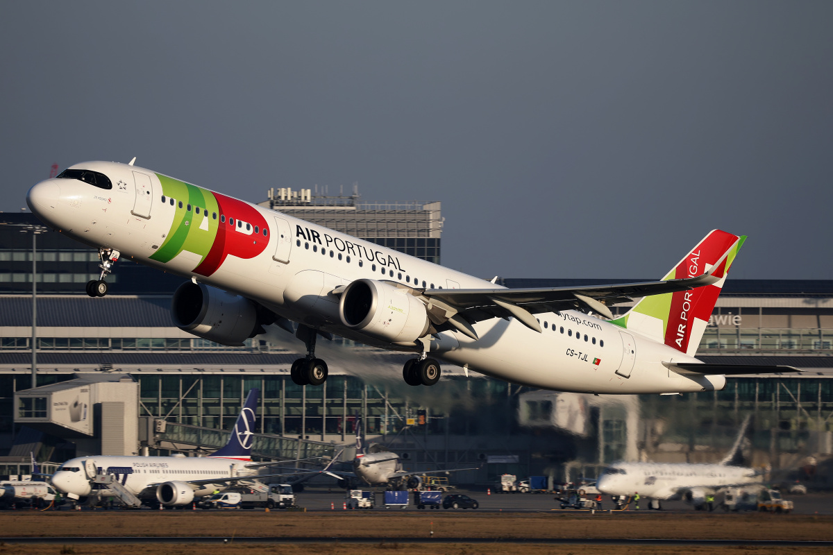 CS-TJL (the mask) (Aircraft » EPWA Spotting » Airbus A321neo » TAP Air Portugal)