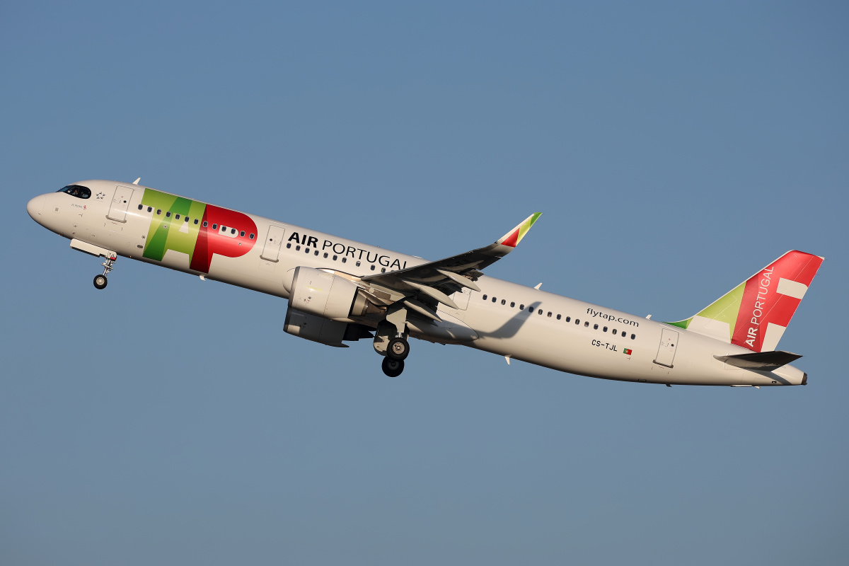 CS-TJL (the mask) (Aircraft » EPWA Spotting » Airbus A321neo » TAP Air Portugal)