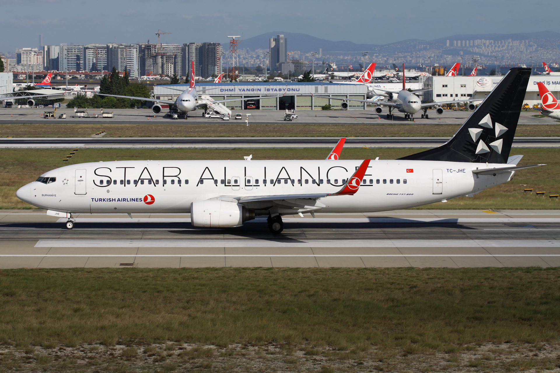 TC-JHE (malowanie Star Alliance) (Samoloty » Port Lotniczy im. Atatürka w Stambule » Boeing 737-800 » THY Turkish Airlines)