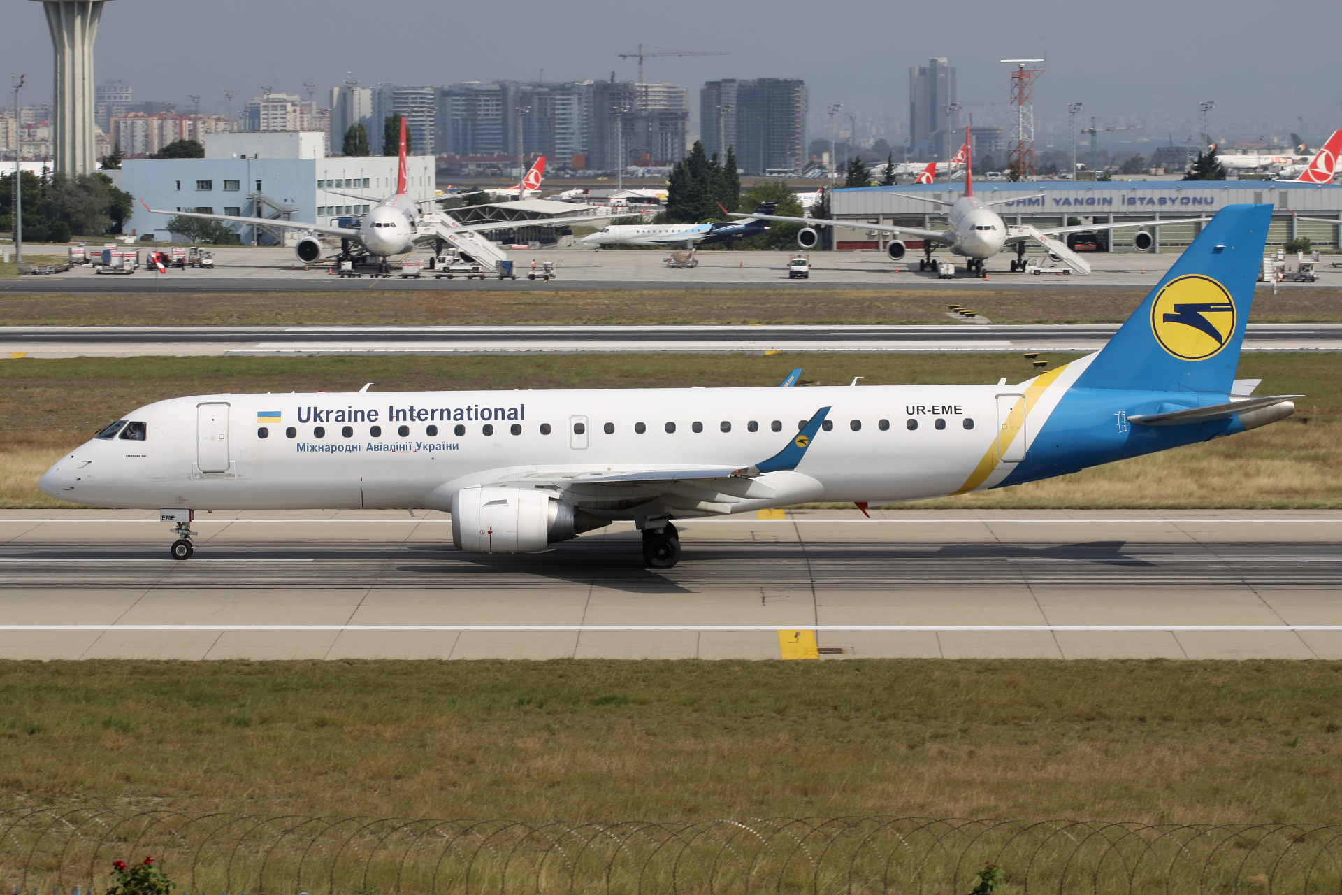 UR-EME, Ukraine International Airlines (Samoloty » Port Lotniczy im. Atatürka w Stambule » Embraer ERJ-190)