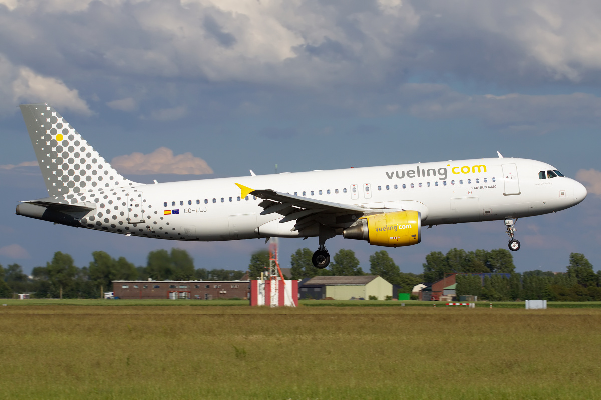 EC-LLJ (Aircraft » Schiphol Spotting » Airbus A320-200 » Vueling Airlines)