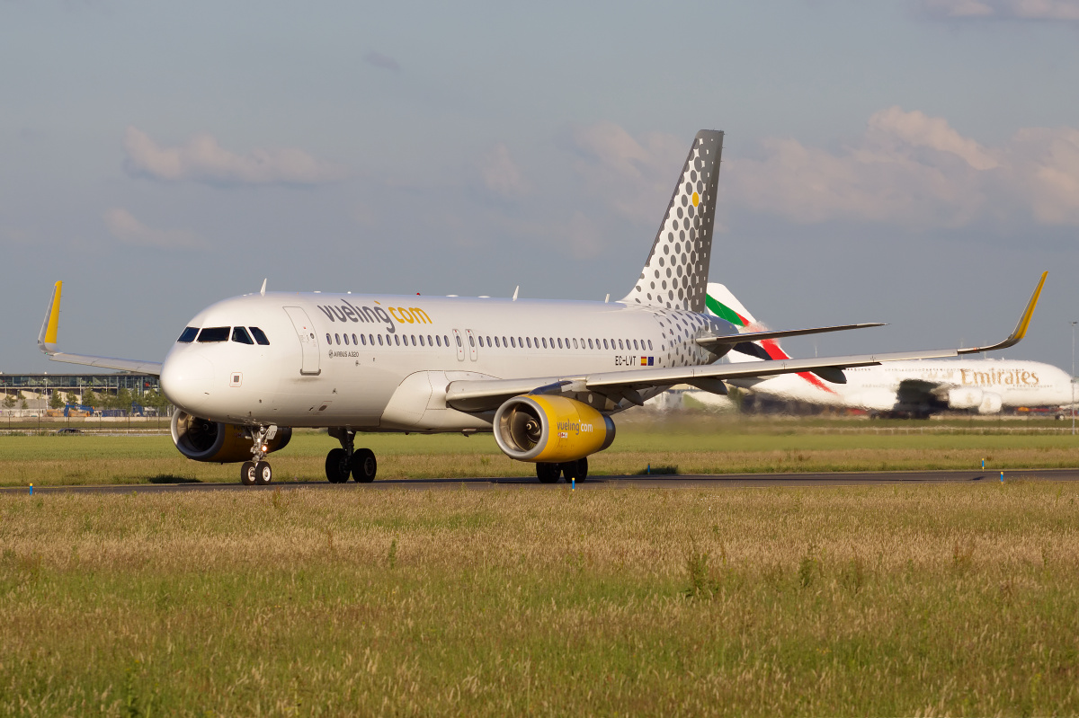 EC-LVT (Samoloty » Spotting na Schiphol » Airbus A320-200 » Vueling Airlines)