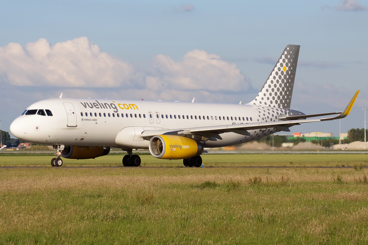 EC-LVT (Samoloty » Spotting na Schiphol » Airbus A320-200 » Vueling Airlines)