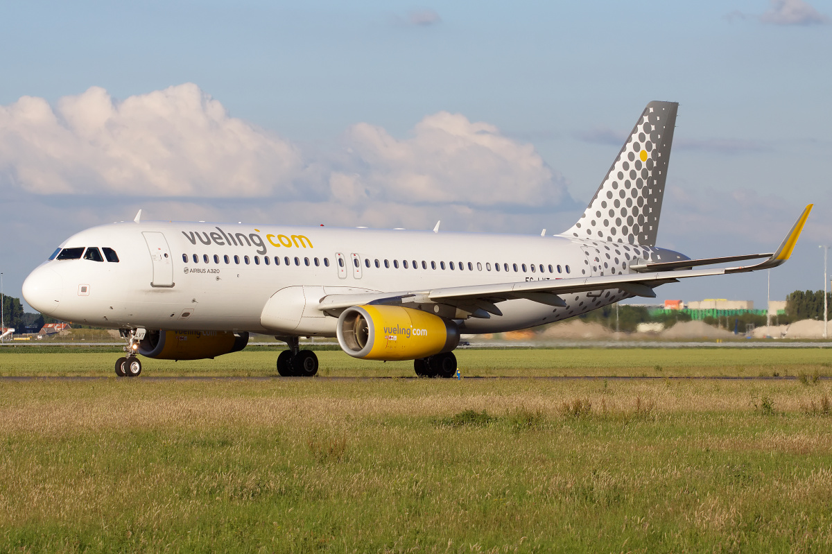 EC-LVT (Aircraft » Schiphol Spotting » Airbus A320-200 » Vueling Airlines)