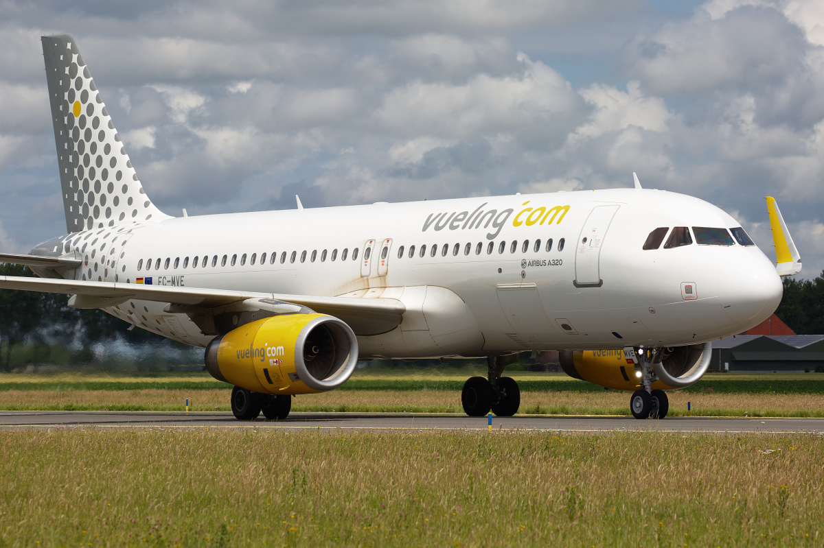 EC-MVE (Aircraft » Schiphol Spotting » Airbus A320-200 » Vueling Airlines)