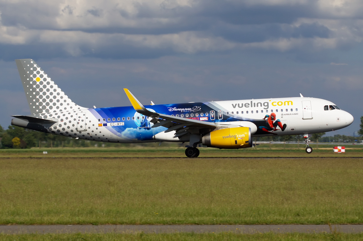 EC-MYC (malowanie Disneyland Paris - 25-lecie) (Samoloty » Spotting na Schiphol » Airbus A320-200 » Vueling Airlines)