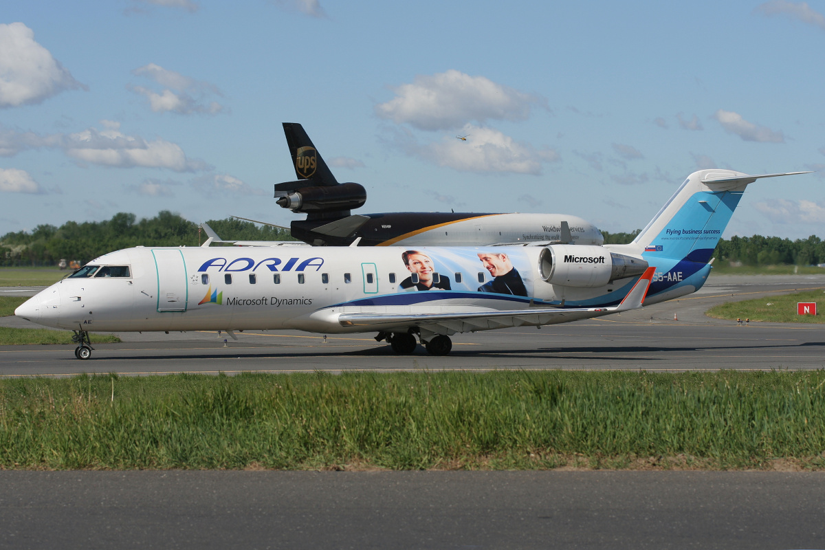 S5-AAE (malowanie Microsoft Dynamics) (Samoloty » Spotting na EPWA » Bombardier CL-600 Regional Jet » CRJ-200 » Adria Airways)