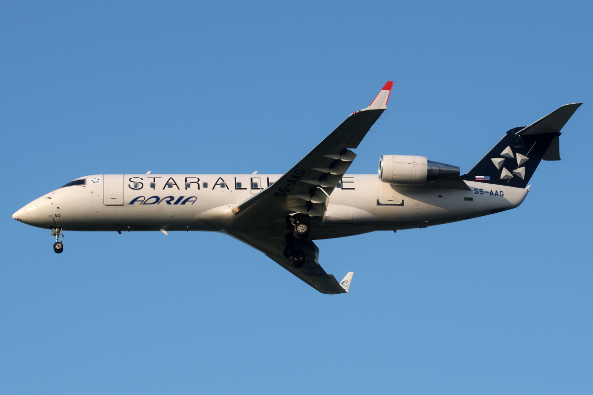 S5-AAG (Star Alliance livery) (Aircraft » EPWA Spotting » Bombardier CL-600 Regional Jet » CRJ-200 » Adria Airways)