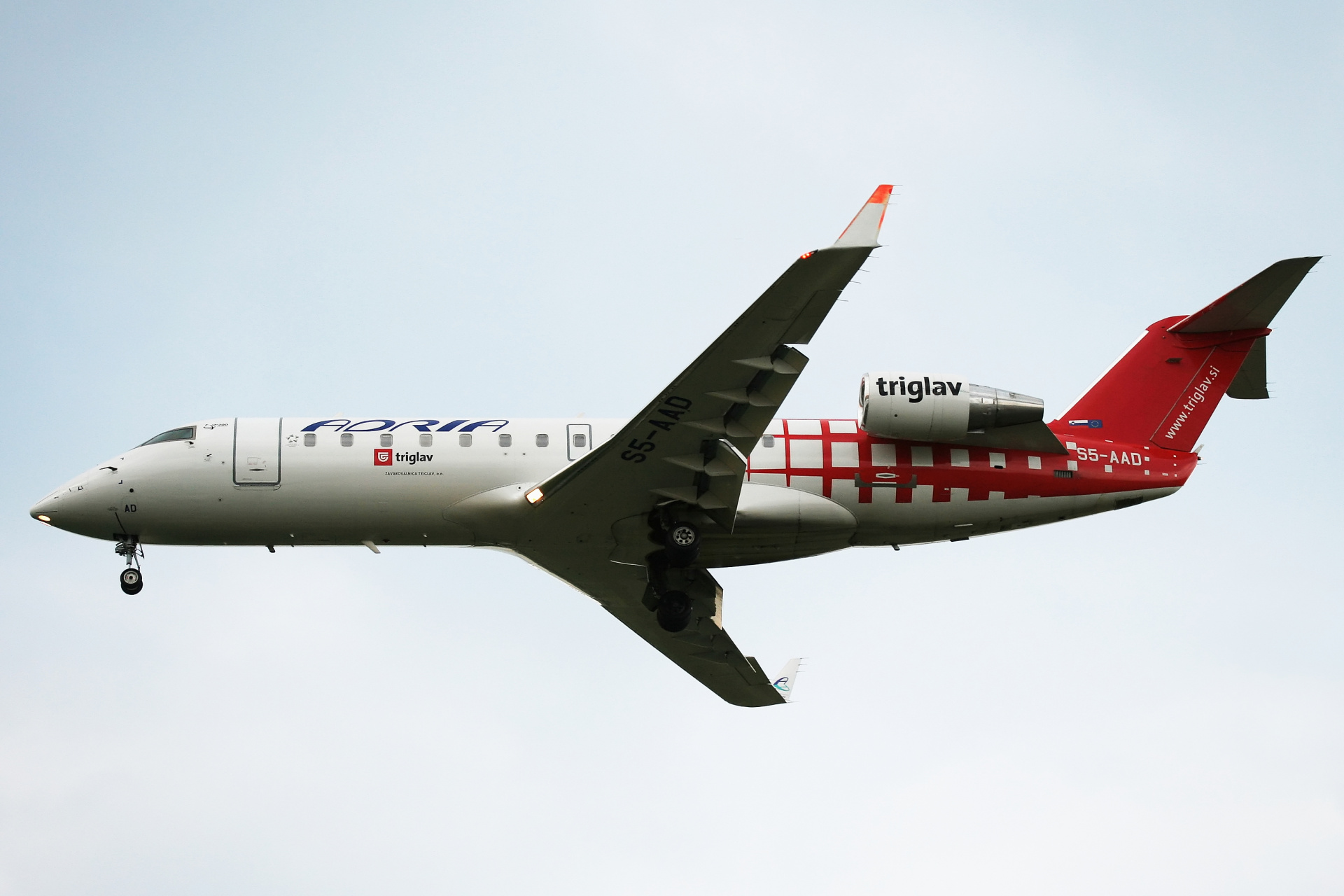 S5-AAD (malowanie Triglav) (Samoloty » Spotting na EPWA » Bombardier CL-600 Regional Jet » CRJ-200 » Adria Airways)
