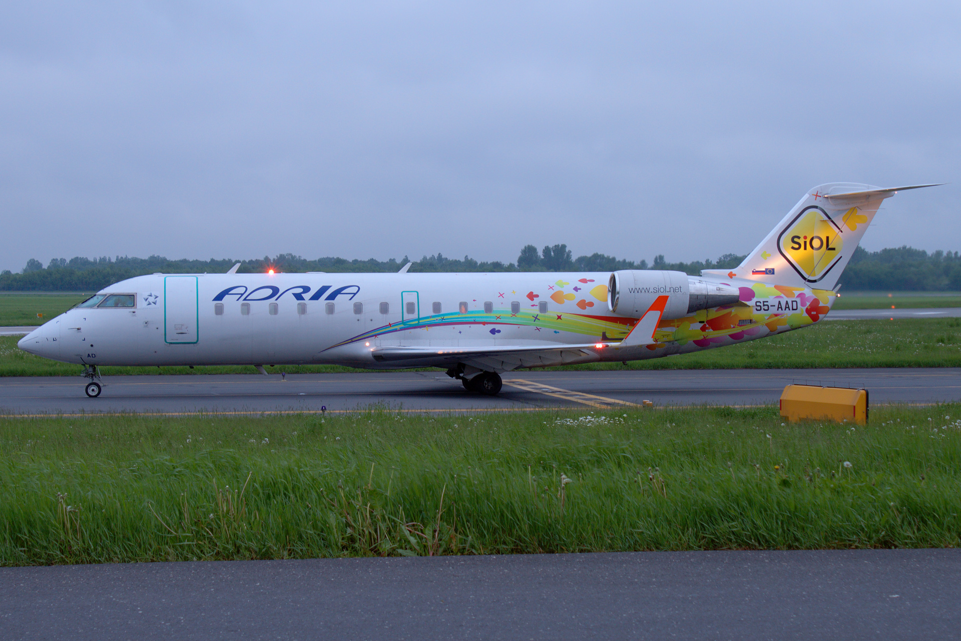 S5-AAD (malowanie Siol) (Samoloty » Spotting na EPWA » Bombardier CL-600 Regional Jet » CRJ-200 » Adria Airways)