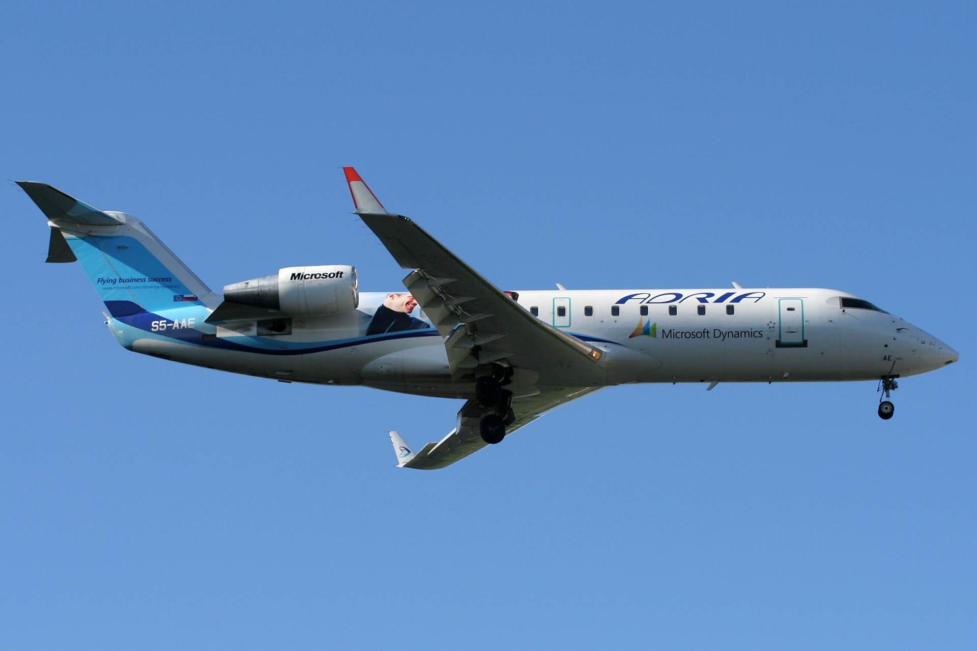 S5-AAE (malowanie Microsoft Dynamics) (Samoloty » Spotting na EPWA » Bombardier CL-600 Regional Jet » CRJ-200 » Adria Airways)