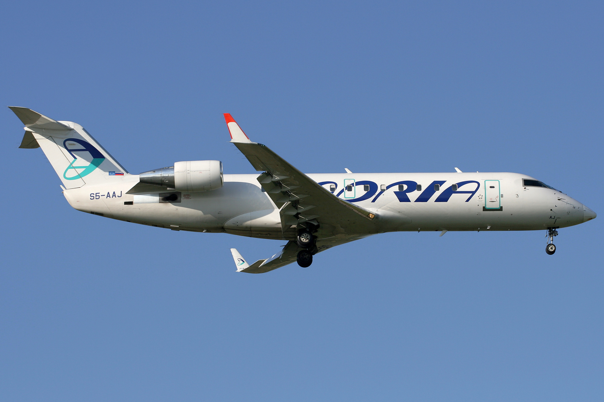 S5-AAJ (Samoloty » Spotting na EPWA » Bombardier CL-600 Regional Jet » CRJ-200 » Adria Airways)