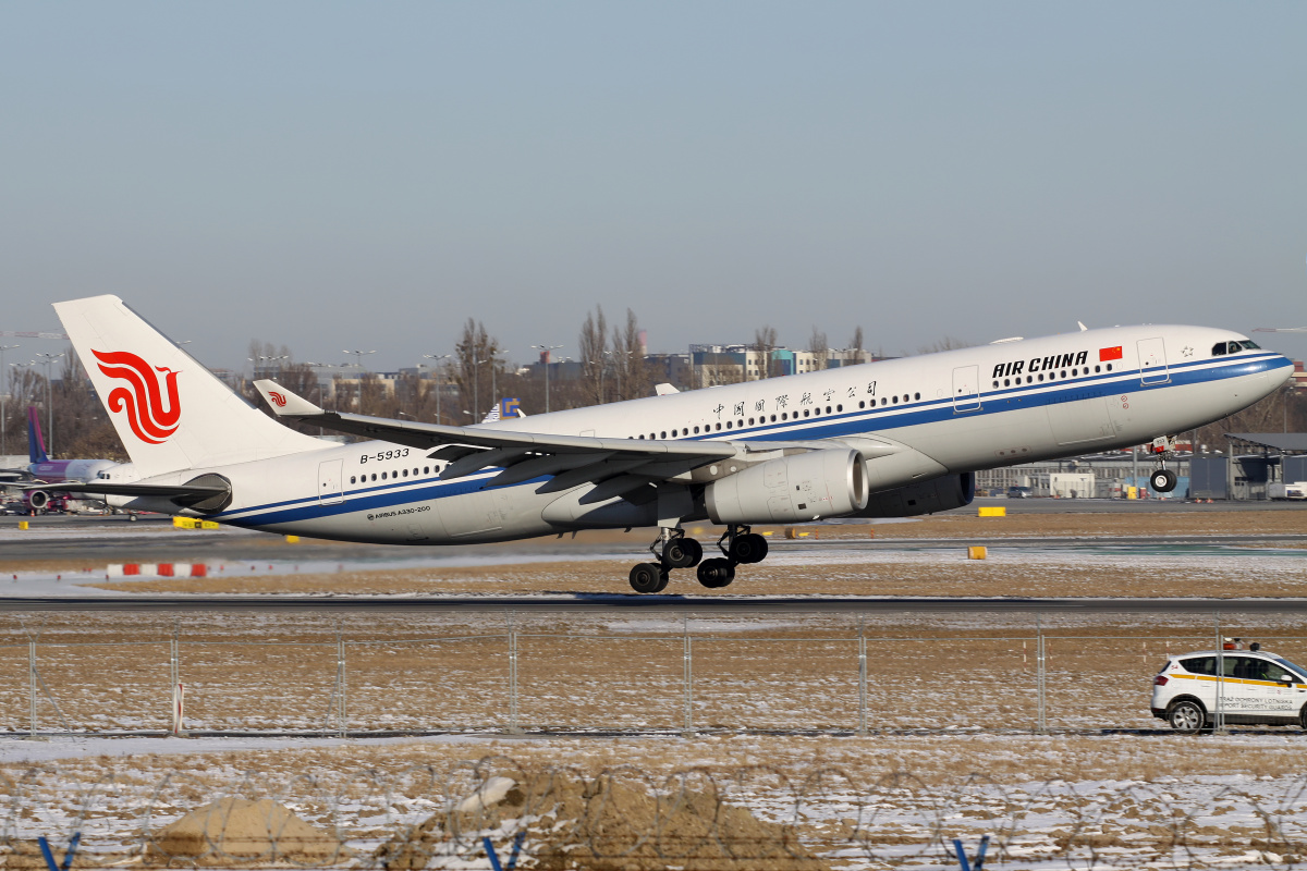 B-5933 (Samoloty » Spotting na EPWA » Airbus A330-200 » Air China)