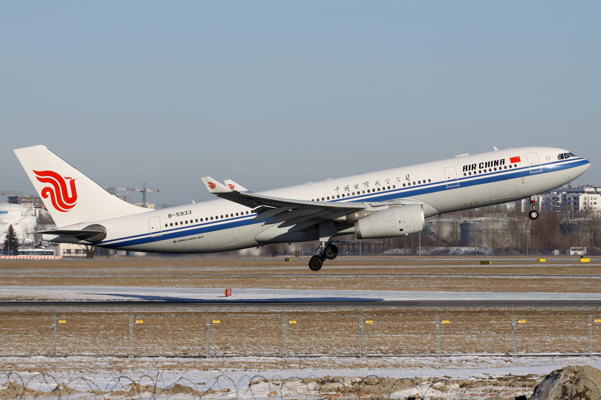 B-5933 (Aircraft » EPWA Spotting » Airbus A330-200 » Air China)