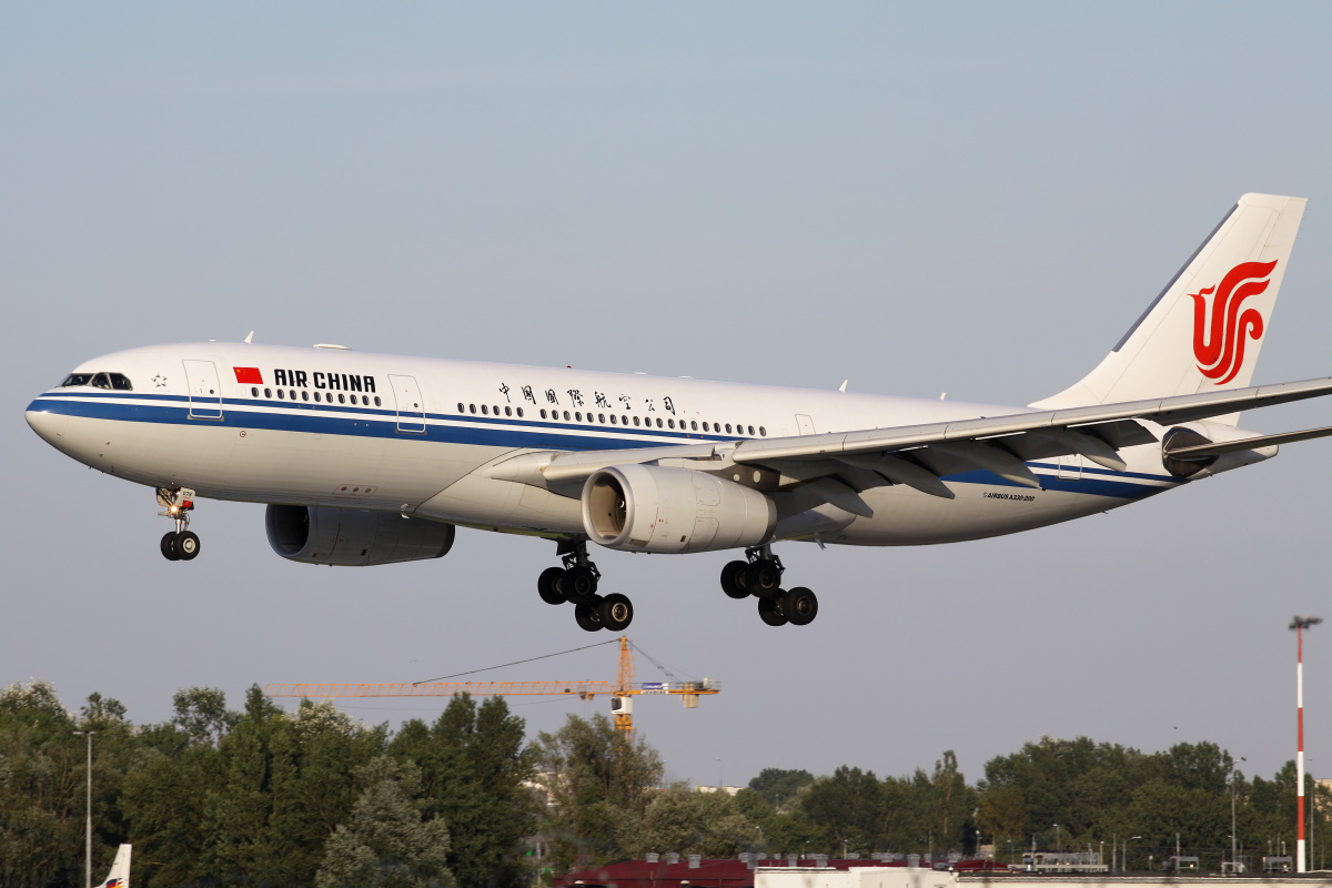 B-6079 (Aircraft » EPWA Spotting » Airbus A330-200 » Air China)