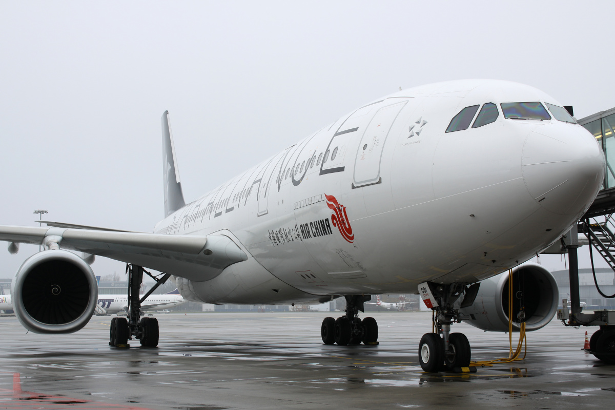 B-6091 (malowanie Star Alliance) (Samoloty » Spotting na EPWA » Airbus A330-200 » Air China)