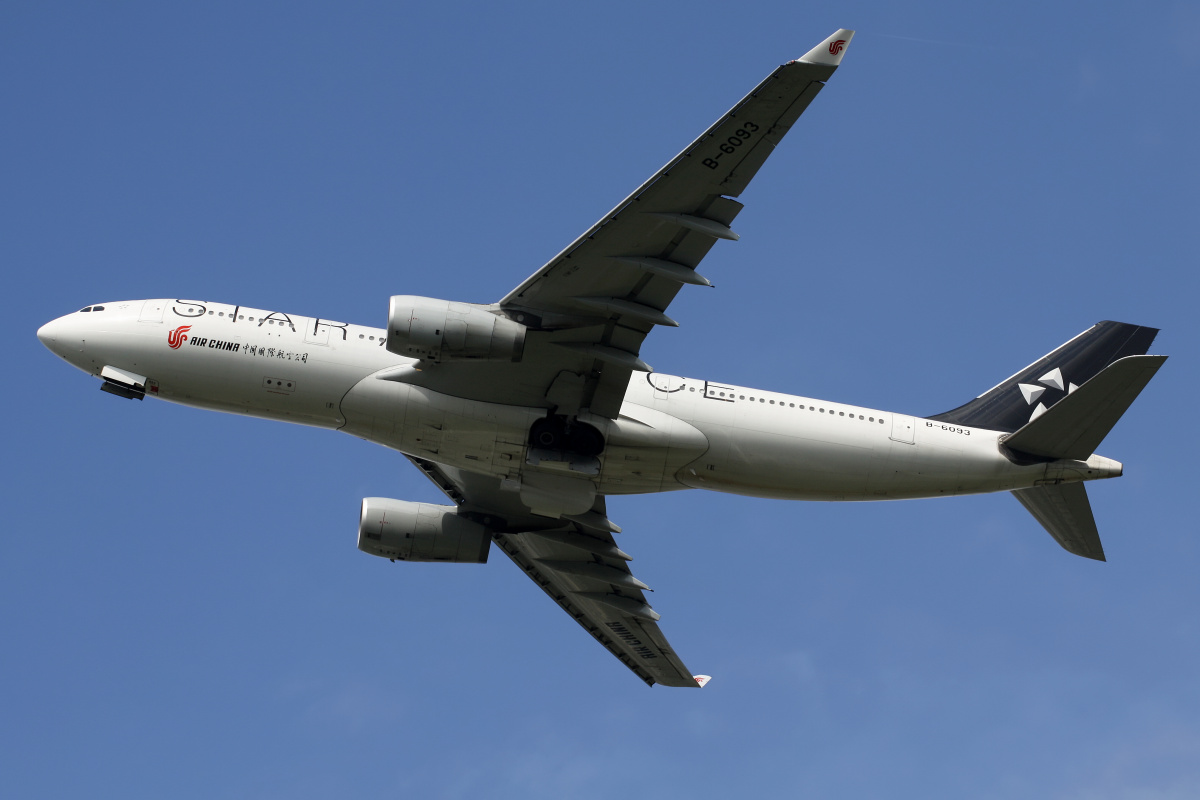 B-6093 (malowanie Star Alliance) (Samoloty » Spotting na EPWA » Airbus A330-200 » Air China)