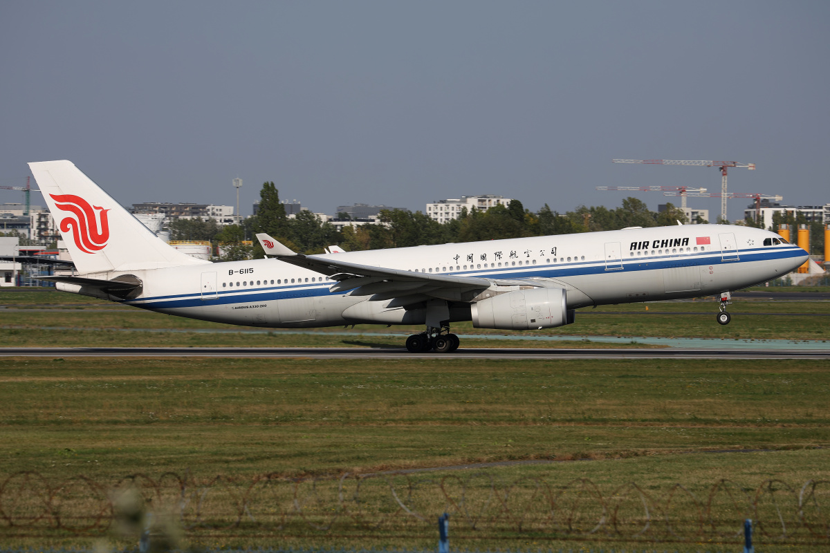 B-6115 (Aircraft » EPWA Spotting » Airbus A330-200 » Air China)