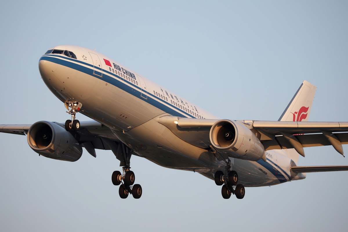 B-6130 (Aircraft » EPWA Spotting » Airbus A330-200 » Air China)