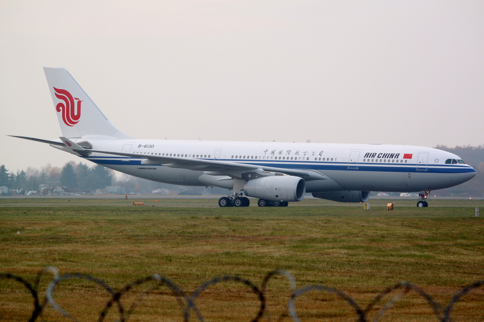 B-6130 (Aircraft » EPWA Spotting » Airbus A330-200 » Air China)