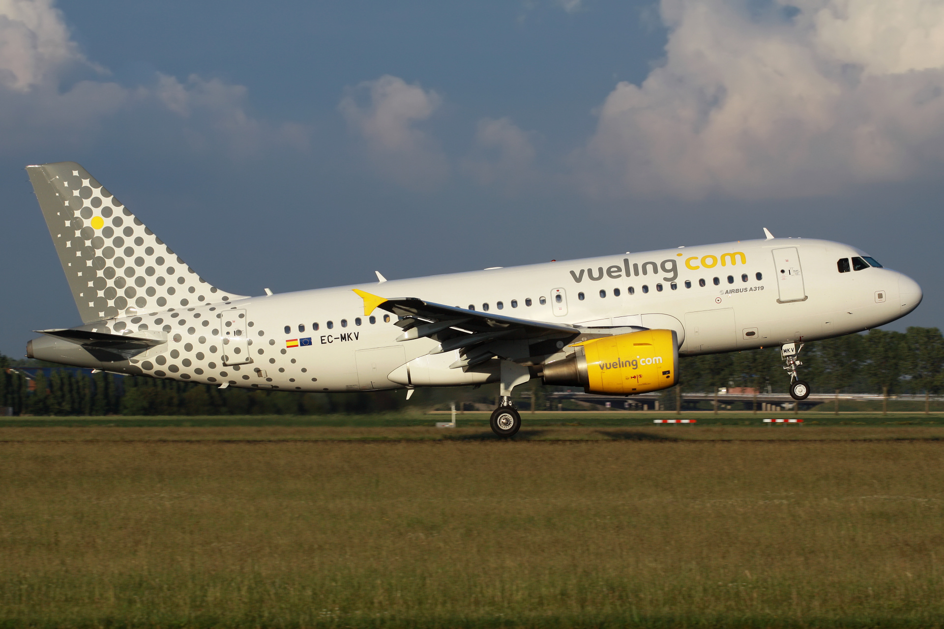 EC-MKV, Vueling Airlines (Samoloty » Spotting na Schiphol » Airbus A319-100)