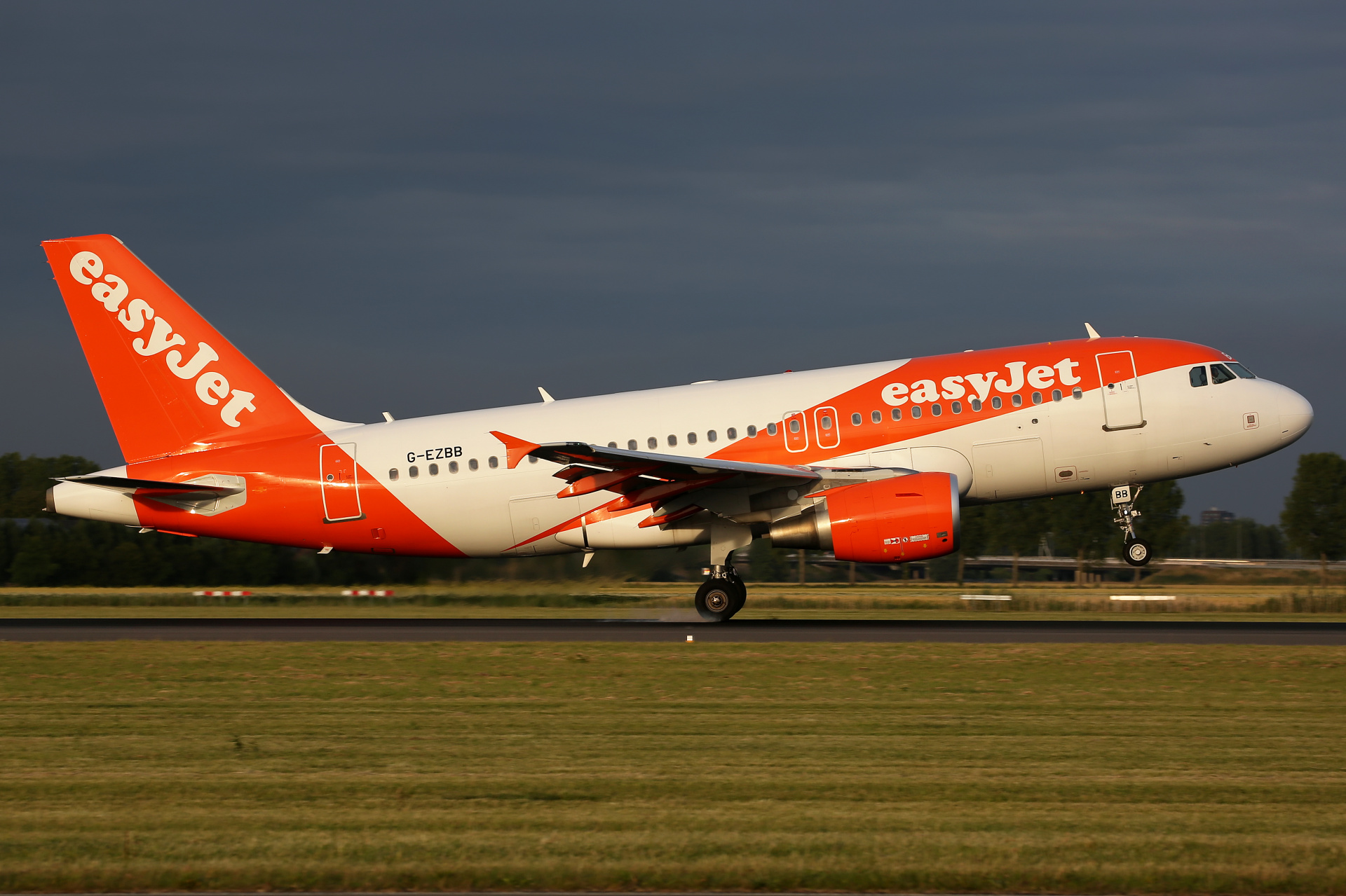 G-EZBB, EasyJet (Samoloty » Spotting na Schiphol » Airbus A319-100)