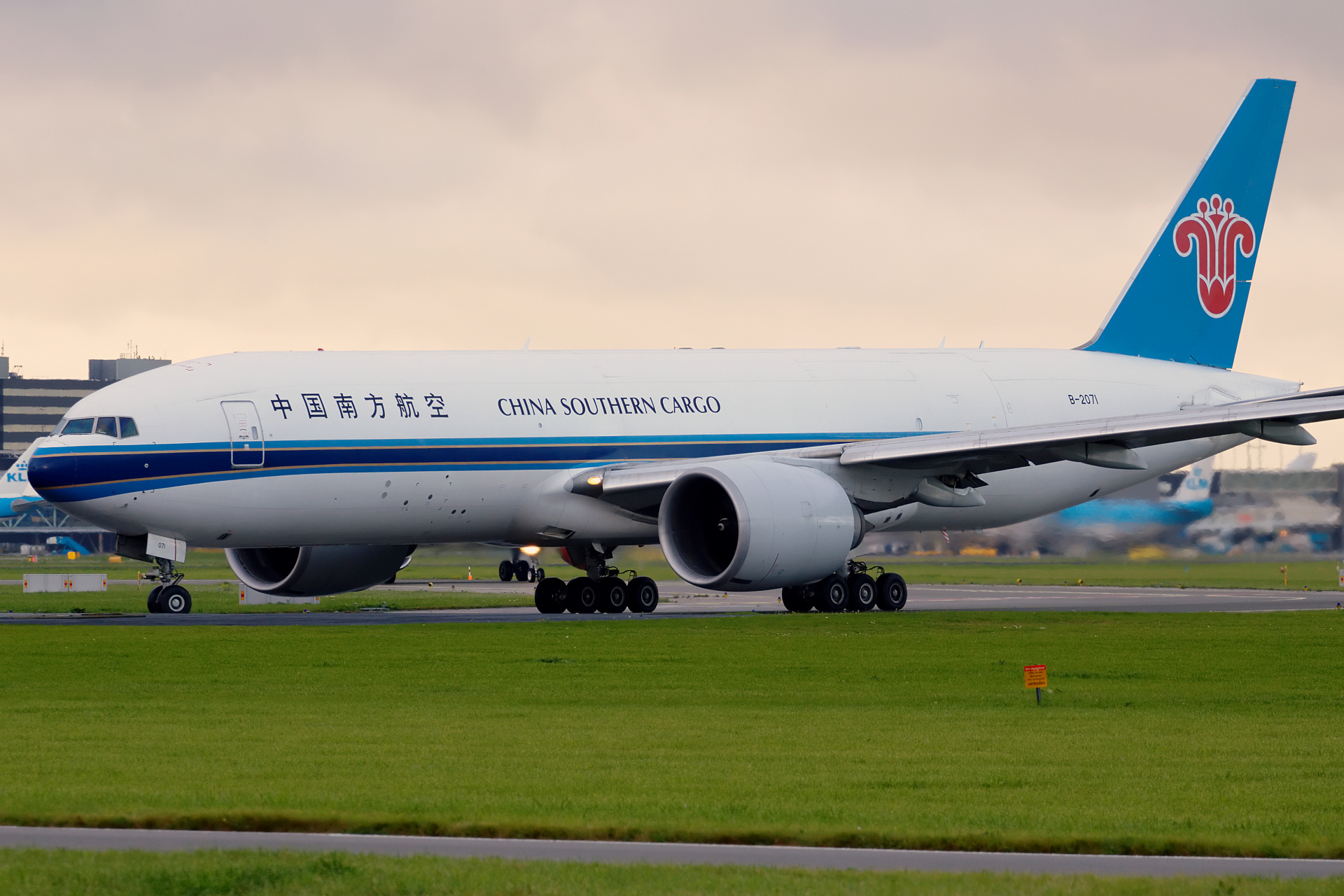 B-2071 (Aircraft » Schiphol Spotting » Boeing 777F » China Southern Cargo)