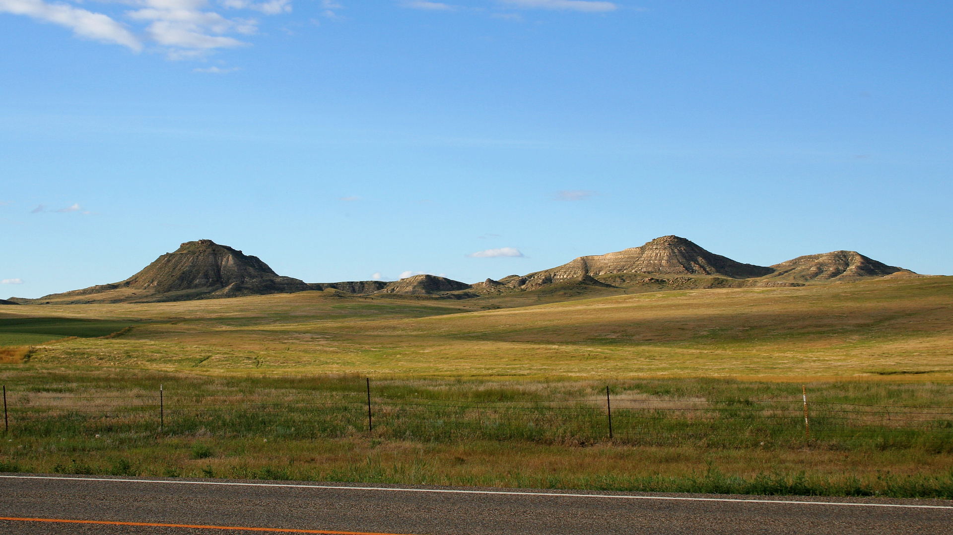 Buttes (Travels » US Trip 1: Cheyenne Country » The Journey » Route 212)