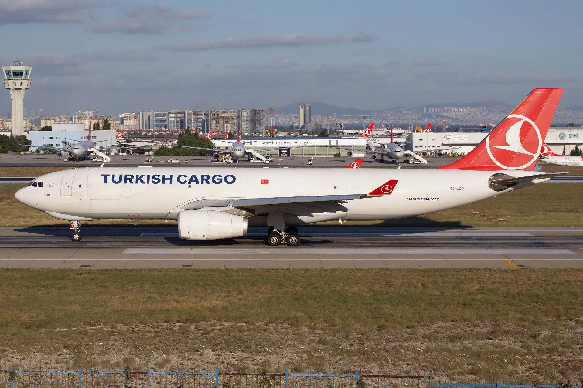 TC-JDP, Turkish Cargo (Samoloty » Port Lotniczy im. Atatürka w Stambule » Airbus A330-200F)